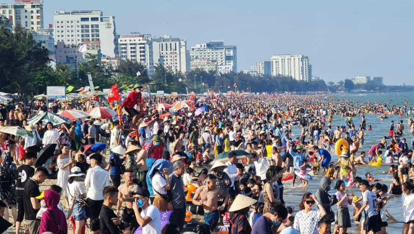 Người dân tập trung đông đúc tại bãi biển dù tình hình dịch Covid-19 phức tạp. (Ảnh: VietNamNet)