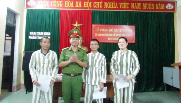Giám thị Trại tạm giam Công an tỉnh Thanh Hóa
 trao Quyết định giảm thời hạn chấp hành hình phạt tù cho các phạm nhân.