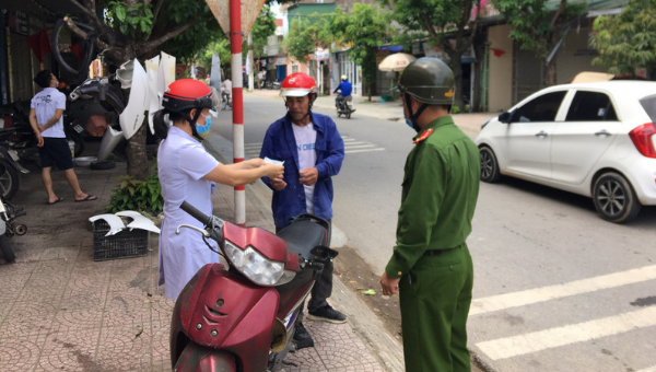 Công an TP Hà Tĩnh xử phạt trường hợp không đeo khẩu trang nơi công cộng.