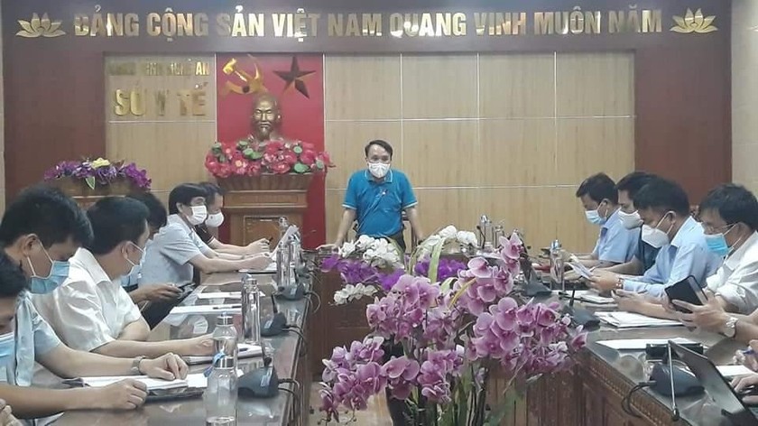 Giám đốc Sở Y tế Nghệ An tiến hành họp khẩn sau khi phát hiện ca dương tính với COVID-19 thứ 2 tại thành phố Vinh.