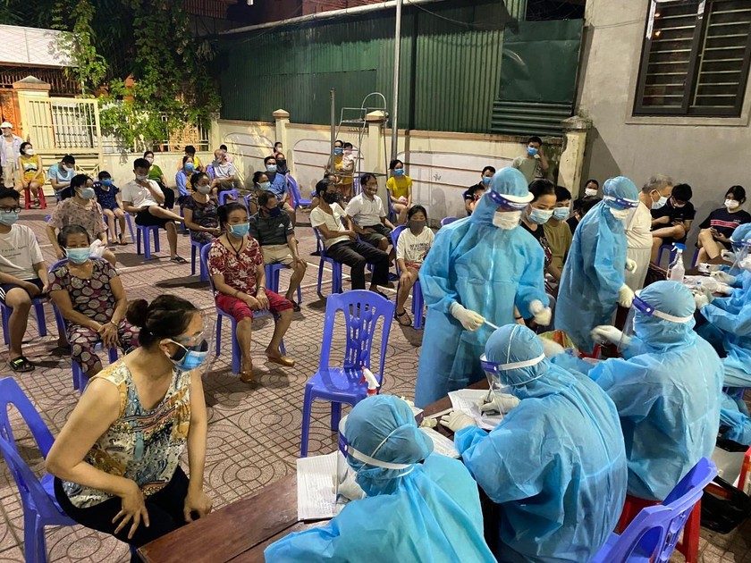 Ngành Y tế tiến hành lấy mẫu xét nghiệm COVID-19 cho người dân tại TP Vinh trong tối 17/6.