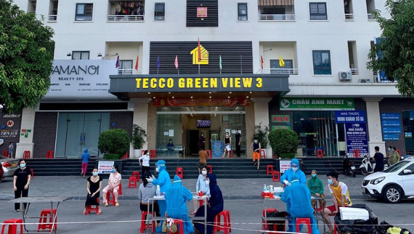 Lấy mẫu xét nghiệm cho người dân ở Chung cư Tecco Green View 3, Lê Lợi, TP Vinh