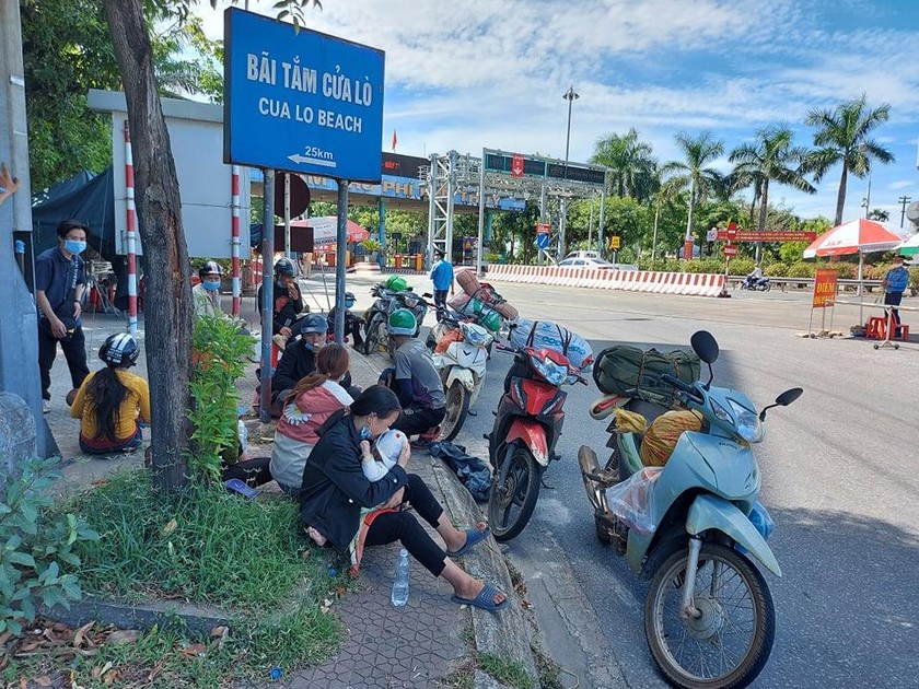 Các lao động chạy xe máy từ các tỉnh phía Nam về Nghệ An.