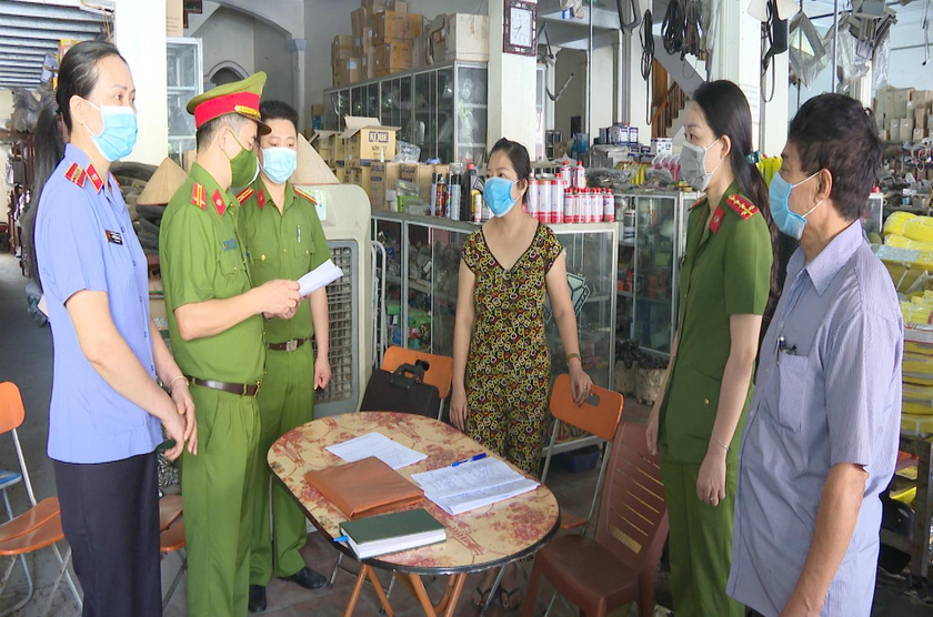 Thi hành Quyết định khởi tố vụ án, khởi tố bị can đối với Nguyễn Thị Phương và Lê Thị Hồng Linh.