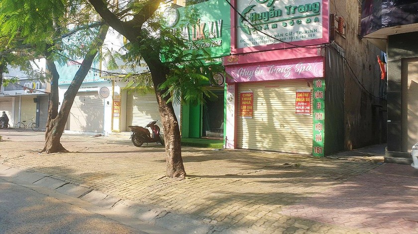 Các cửa hàng trên phố Nguyễn VĂn Cừ (TP Vinh) đồng loạt treo biển cho thuê sau dịch. 
