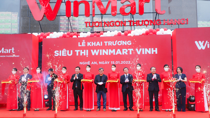 Lễ cắt băng khai trương siêu thị WinMart Vinh của tập đoàn Masan tại TP Vinh. 