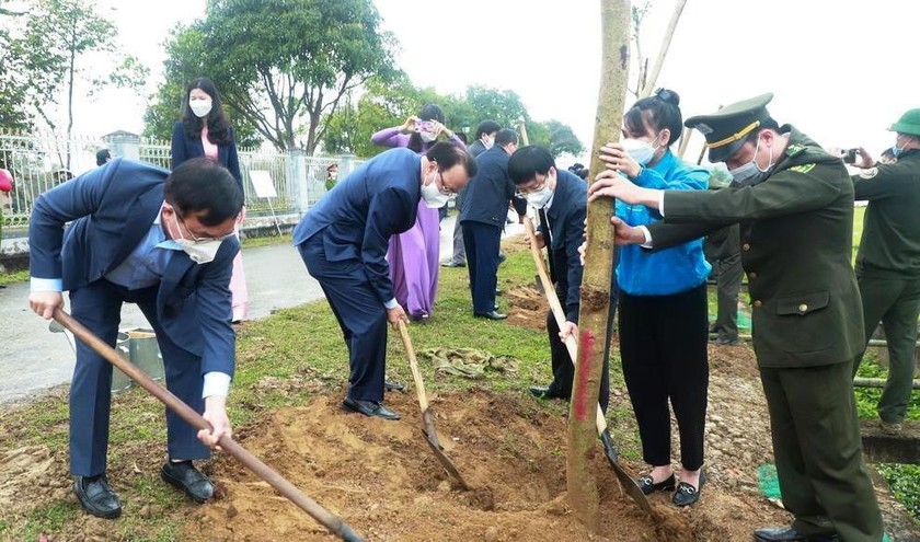 Các đại biểu đã trồng 80 cây Sala Long Thọ, hoa Ban Hoàng hậu trong và ngoài khuôn viên Khu lưu niệm cố Tổng Bí thư Lê Hồng Phong dịp Tết trồng cây năm 2022