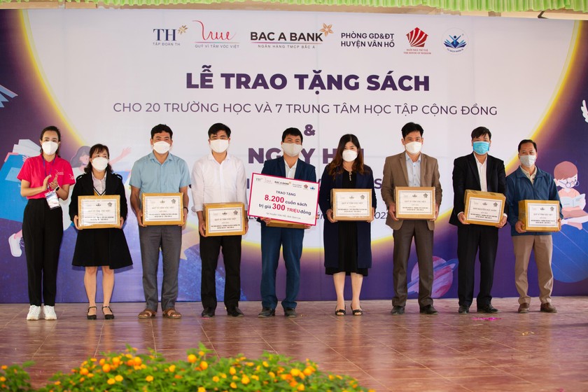Bà Trần Thị Như Trang (áo hồng bên trái) - Giám đốc Quỹ Vì Tầm Vóc Việt trao tặng sách cho các trường Tiểu học và Trung tâm học tập cộng đồng tại huyện Vân Hồ