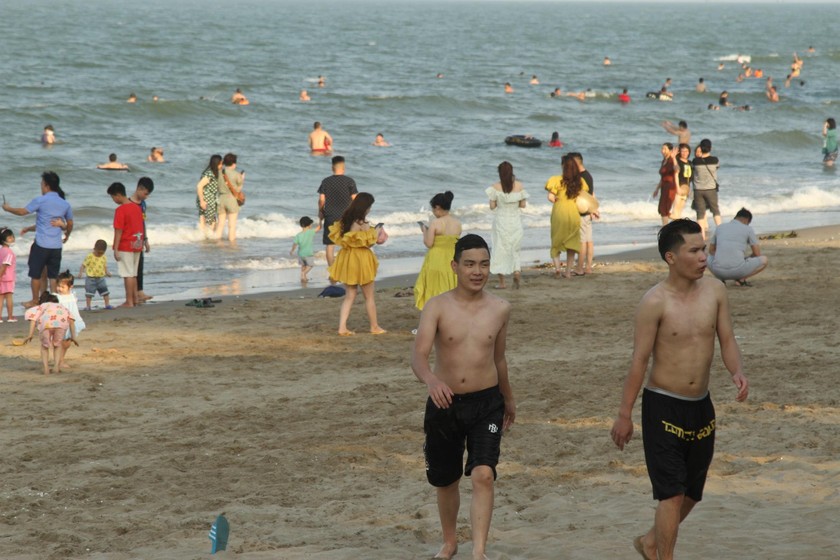 Du khách đổ xô về bãi biển Cửa Lò sau nhiều lần lỗi hẹn do dịch bệnh. 