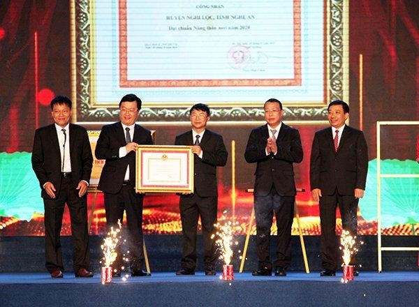 Chủ tịch UBND tỉnh Nguyễn Đức Trung tao Bằng công nhận huyện Nghi Lộc đạt chuẩn Nông thôn mới cho huyện Nghi Lộc.