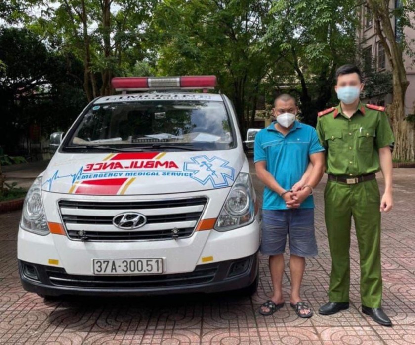 Phan Thành Lâm cùng chiếc xe cứu thương để vận chuyển ma tuý.