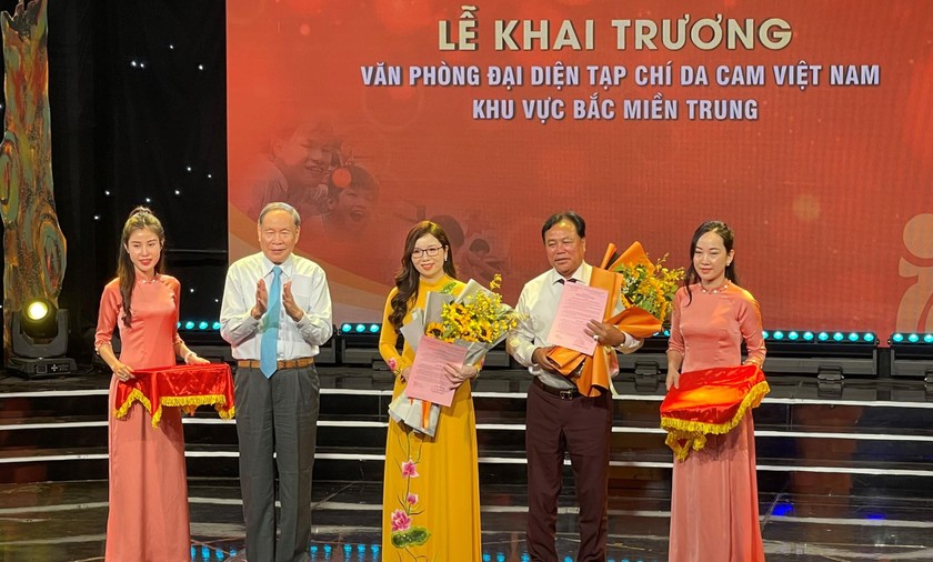 Tổng biên tập Tạp chí Da cam Việt Nam trao các quyết định tại buổi lễ khai trương văn phòng 