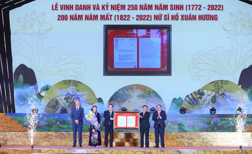 Đại diện UNSESCO trao Nghị quyết vinh danh Danh nhân Hồ Xuân Hương của UNESCO cho Việt Nam