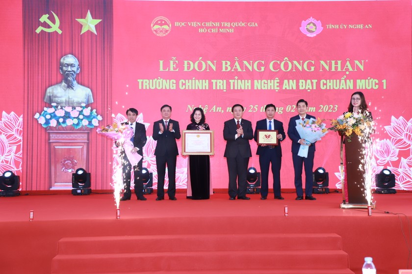 Giám đốc Học viện Chính trị quốc gia Hồ Chí Minh Nguyễn Xuân Thắng trao Bằng đạt chuẩn mức 1 cho tập thể lãnh đạo Trường Chính trị tỉnh Nghệ An.