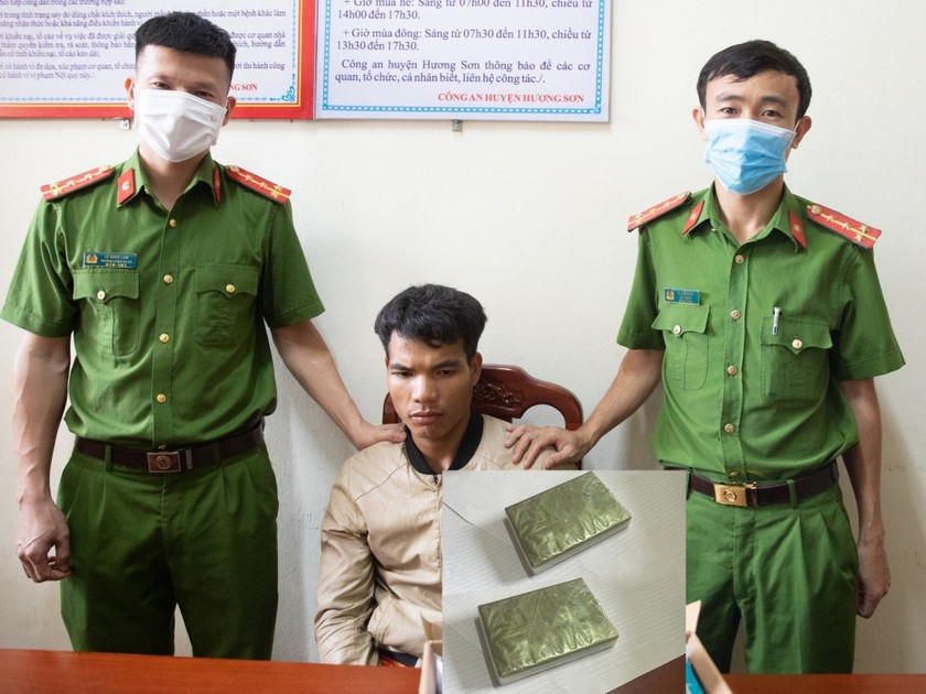 Đối tượng Khăm Xay Nhạ Ban (Quốc tịch Lào) bị bắt cùng tang vật.