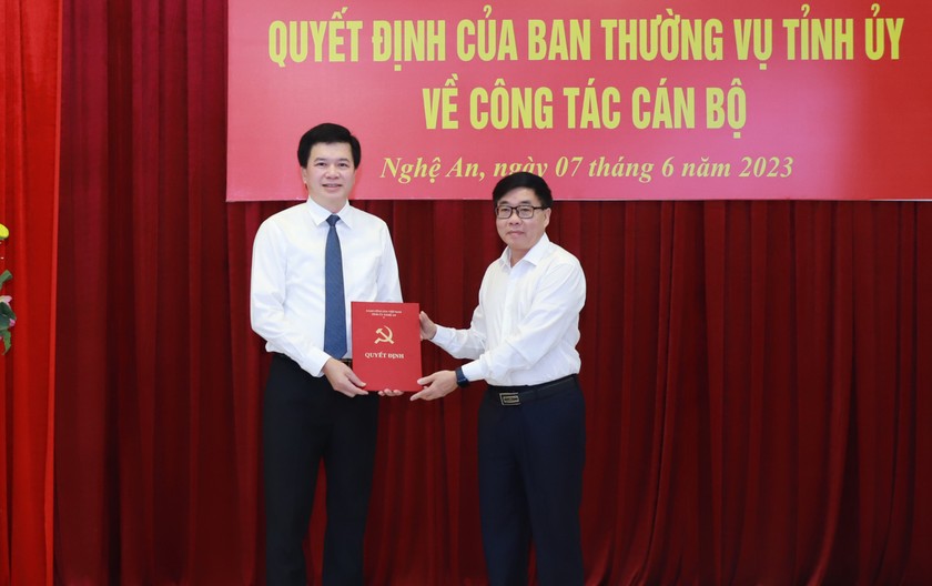 Phó Bí thư Thường trực Tỉnh uỷ Nghệ An trao Quyết định bổ nhiệm Chánh Văn phòng cho ông Nguyễn Đình Hùng. 