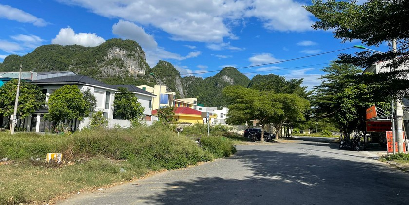Dự án Khu tổ hợp dịch vụ thương mại và nhà ở tổng hợp Tecco tại thị trấn Con Cuông được quy hoạch chồng lấn đất của nhiều trụ sở cơ quan nhà nước đang quản lý sử dụng.