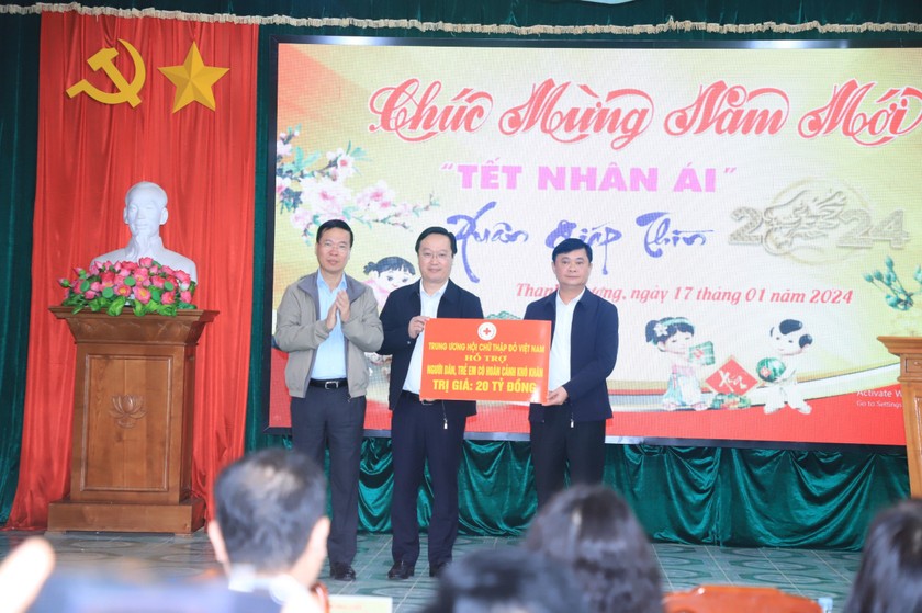 Chủ tịch nước chung vui 'Tết nhân ái' với bà con xã biên giới ở Nghệ An ...
