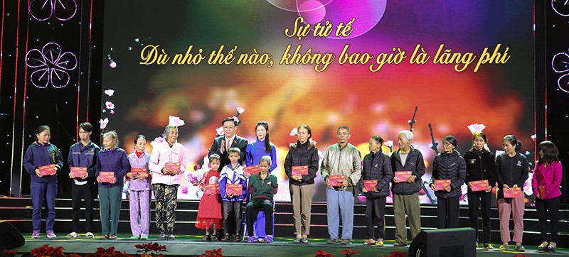 Chủ tịch Quốc hội Vương Đình Huệ trao tặng quà cho 13 hộ nghèo có hoàn cảnh đặc biệt khó khăn