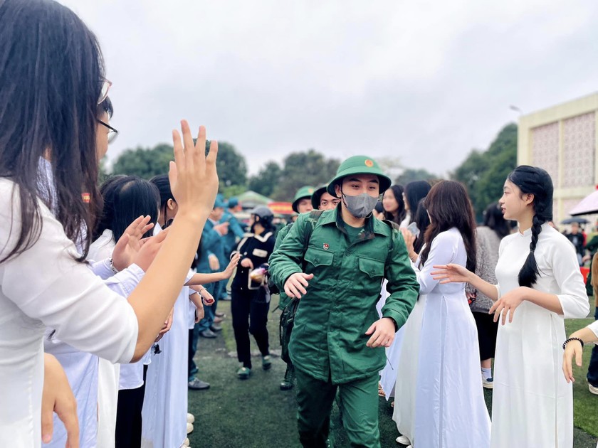 Thanh niên Nghệ An hăng hái lên đường làm nghĩa vụ quân sự năm 2024.