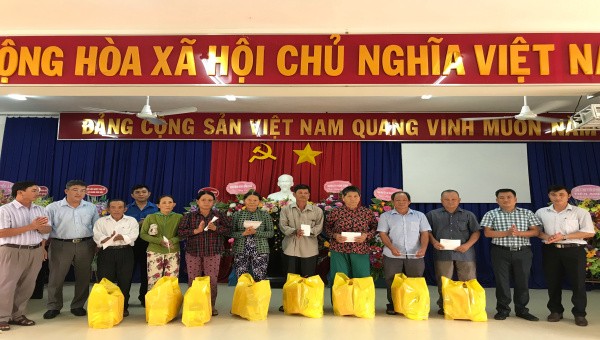  Sở Tư pháp tỉnh Phú Yên thăm, tặng quà một số gia đình có công cách mạng ở xã Xuân Sơn Bắc, huyện Đồng Xuân.