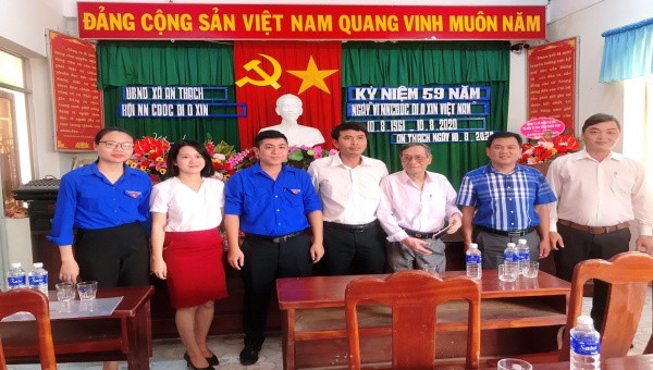 Sở Tư Pháp tỉnh Phú Yên tặng quà cho nạn nhân chất độc Da cam/Dioxin