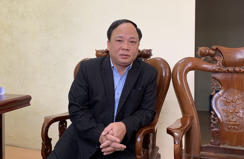 Ảnh: Ông Quách Văn Tuấn trao đổi sự việc với phóng viên.