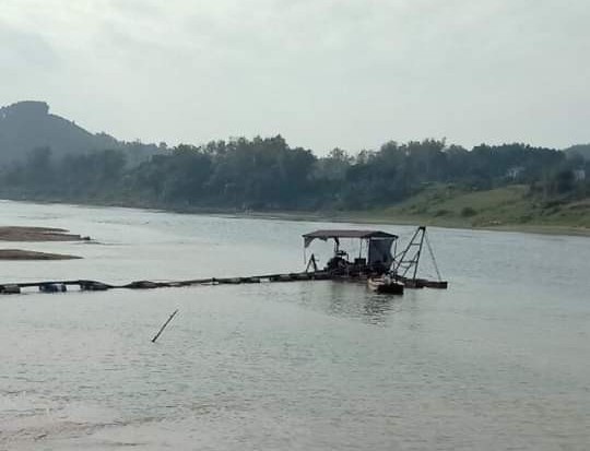 Tàu hút cát miệt mài ngày đêm trên đoạn sông Lô tại xã Thái Bình đe dọa "nguồn sống" của nhiều hộ dân.