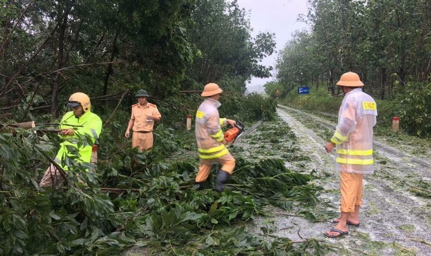 Công an, Bộ đội giúp dân khắc hậu quả cơn bão số 10