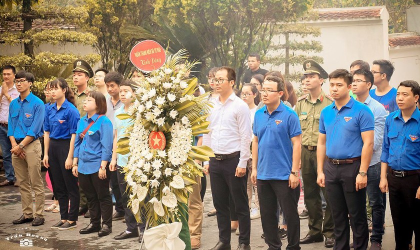 Đoàn công tác dâng hoa tại Khu di tích Đồng Lộc.