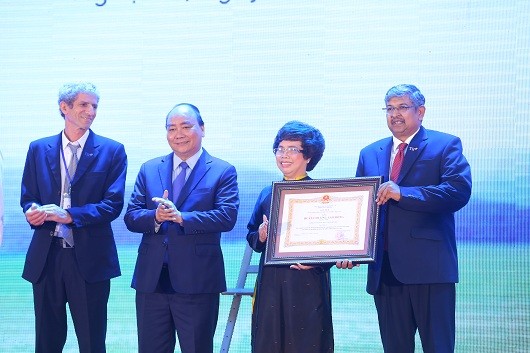 Thủ tướng Nguyễn Xuân Phúc trao Huân chương Lao động hạng Nhì cho Công ty cổ phần thực phẩm sữa TH.