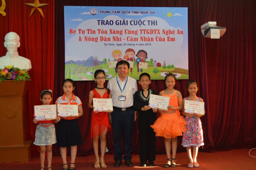 Ông Trần Lam Sơn, Giám đốc Trung tâm GDTX tỉnh Nghệ An và các bé đạt giải trong cuộc thi năng khiếu tại Trung tâm.