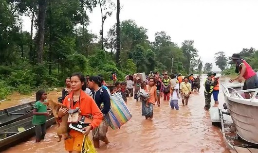 Người dân Lào phải sơ tán vì đập thủy điện vỡ, ảnh hưởng nặng nề tới đời sống, xã hội.
Ảnh: Reuters