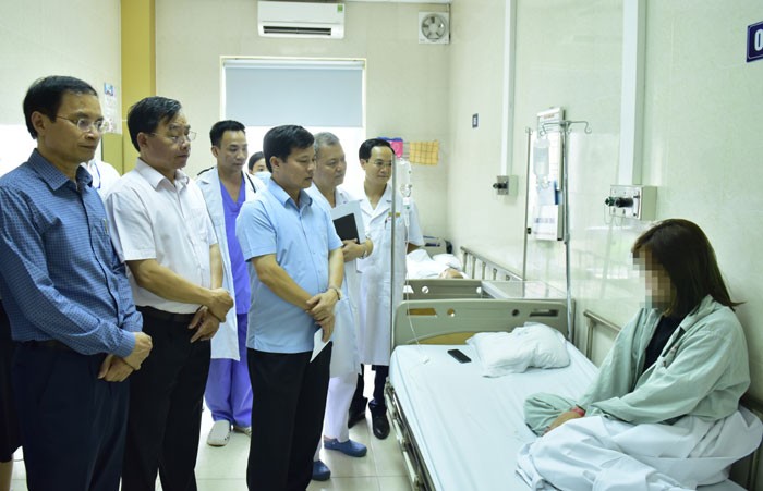 Việc ông Ngô Văn Quý đi thăm các bệnh nhân trong vụ lễ hội âm nhạc gây tranh cãi trong cộng đông