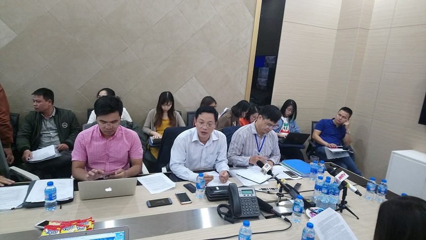 Ông Đoàn Thành Nhân ( ngồi giữa)  Phó giám đốc Công ty CP ACC Thăng Long trả lời báo chí vào chiều 19/10