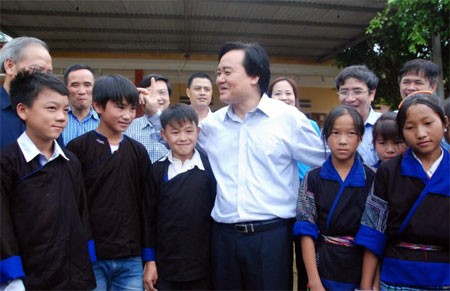 Bộ trưởng Phùng Xuân Nhạ trong một chuyến công tác tại Mù Cang Chải vào năm 2017