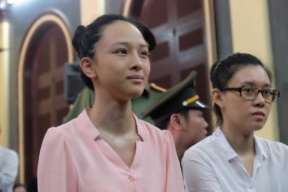 Trương Hồ Phương Nga và Nguyễn Đức Thùy Dung tại phiên tòa
