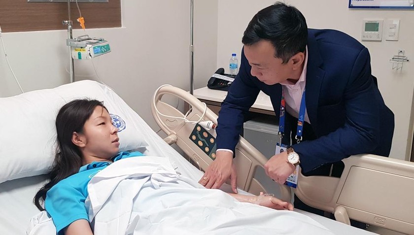 Phó chủ tịch thường trực VFF Trần Quốc Tuấn đã tới bệnh viện Manila Doctor thăm và động viên cầu thủ Trần Thị Hồng Nhung.
