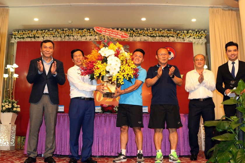 Trước lúc lên đường, Thủ tướng Nguyễn Xuân Phúc đã gửi lẵng hoa chúc thầy trò ông Park Hang Seo thi đấu thành công. 