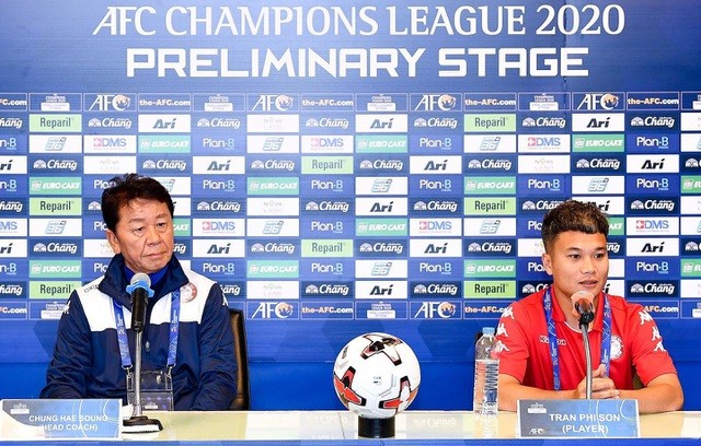 HLV Chung Hae Seong (trái) và cầu thủ Trần Phi Sơn đại diện cho CLB TPHCM tham dự buổi họp báo tại AFC Cup