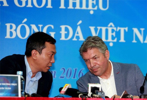 Giám đốc kỹ thuật bóng đá Việt Nam Jürgen Gede (bên trái)