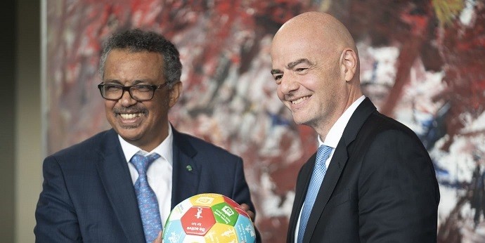 Chủ tịch FIFA Gianni Infantino (phải) đã gửi thư cảm ơn Việt Nam