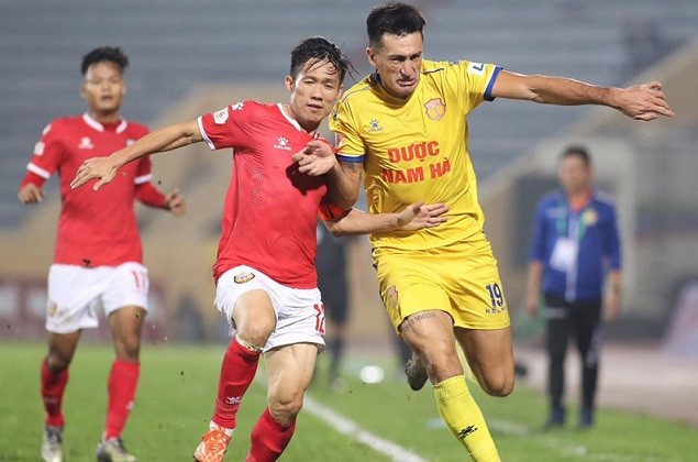 CLB DNH Nam Định (áo vàng) đã cho phép khán giả đến sân