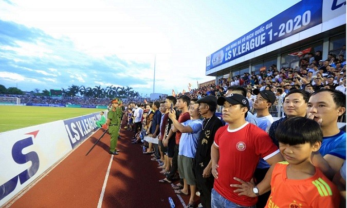 BTC Sân Hà Tĩnh sẽ sớm nhận án phạt từ VFF vì sự cố khán giả tràn xuống sân.