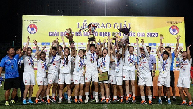 Các cầu thủ nữ Hà Nội Watabe ăn mừng chiến thắng, chính thức chạm tay vào ngôi vô địch