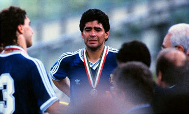 Đội tuyển Argentina đã để mất cup vàng về tay người Đức. Khán giả không thể quên giọt nước mắt của Maradona.