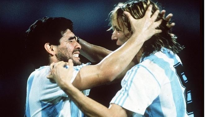 Diego Maradona and Claudio Caniggia tại World Cup 1990.