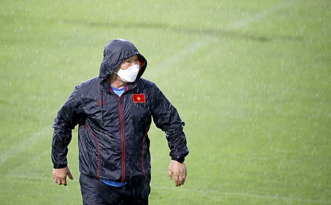 HLV Park Hang seo đội mưa hướng dẫn các cầu thủ U22 tập luyện