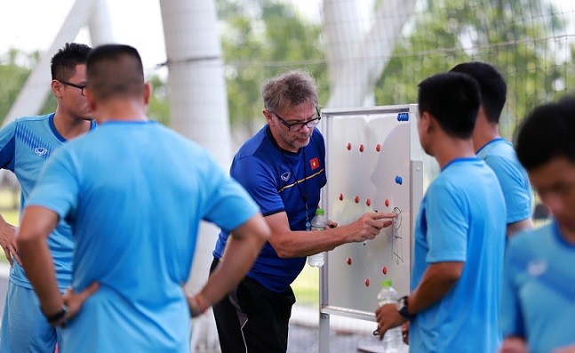  HLV Philippe Troussier vẫn giữ sự chủ động trong việc chuẩn bị cho VCK U19 châu Á