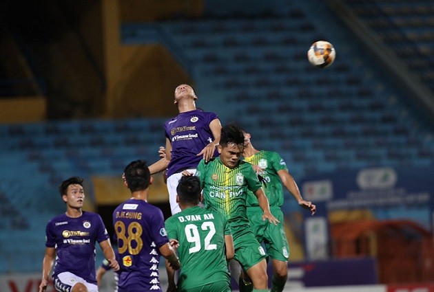 Hà Nội FC (tím) giành chiến thắng đậm 7-0 trước XSKT Cần Thơ
